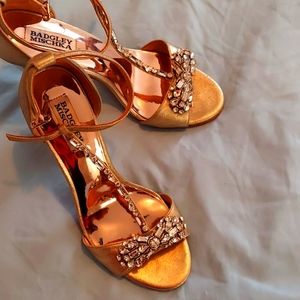 Badgley Mischka brand shoe in platino Metallic sue